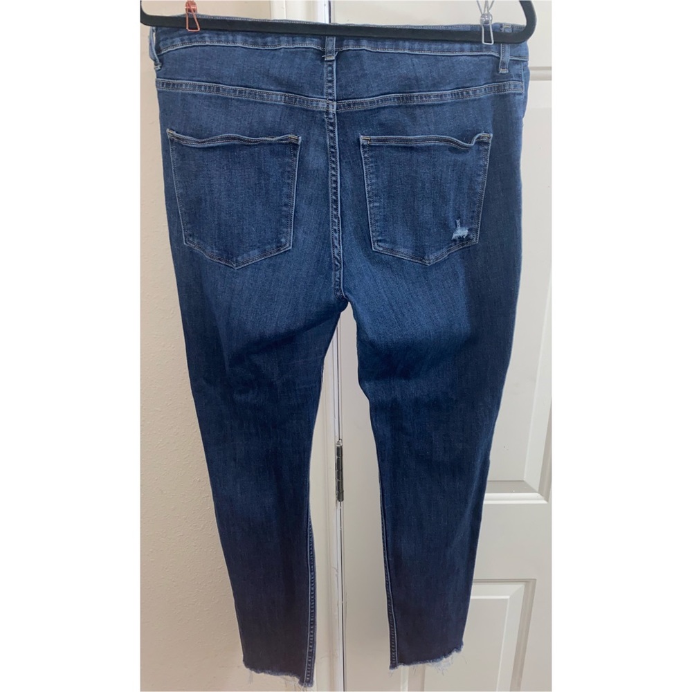 HM Distressed  SKINNY JEANS (Size 14)